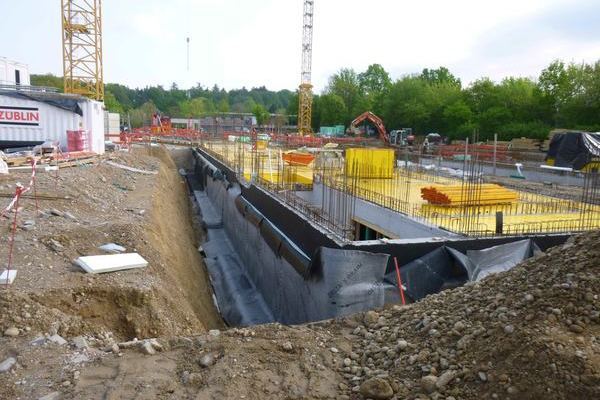Kellerwand mit Aussendmmung und schwarzer Abdichtungsbahn