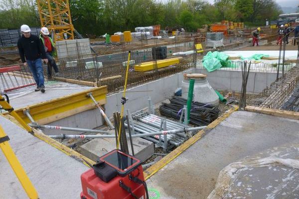 Baustelle mit mehreren Bauarbeitern