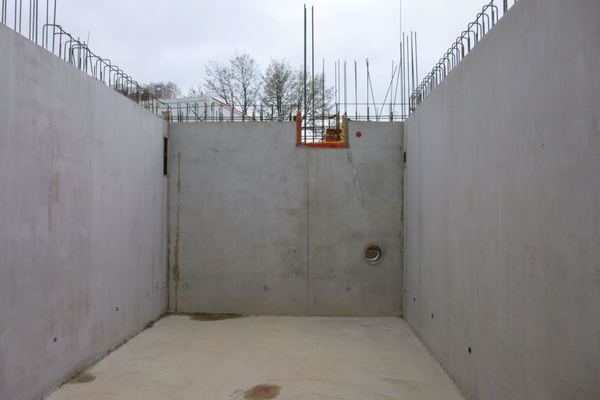 Betonwand mit Durchbrchen