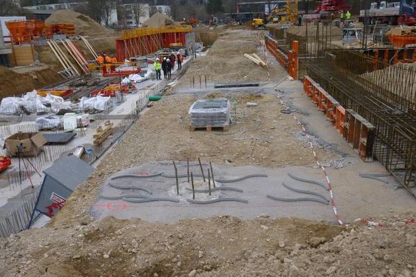 Wellenfrmige Stangen liegen auf dem Boden