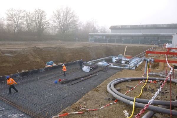 Arbeiter am tragen von Metallstben.j