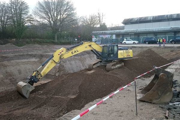 Bagger in Baugrube