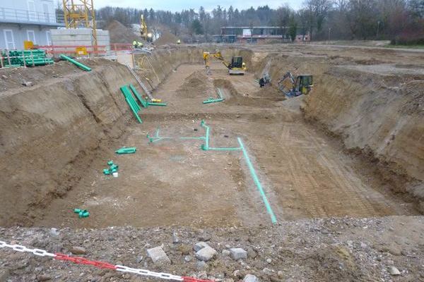 Grne Rhren sind im Boden eingebaut