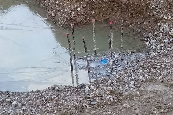 Stahldrhte in der Wassergrube.j