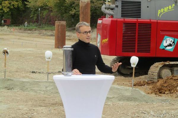 Herr Engler, Architekt hlt eine Rede am runden Tisch.j