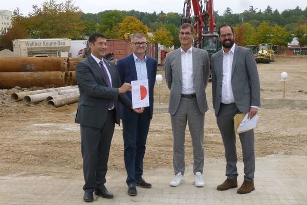 Brgermeister Hollemann, Brgermeister Schlegel, Brgermeister Brgner und Amtsleiter Berger vom Landratsamt halten den roten Punkt in der Hand