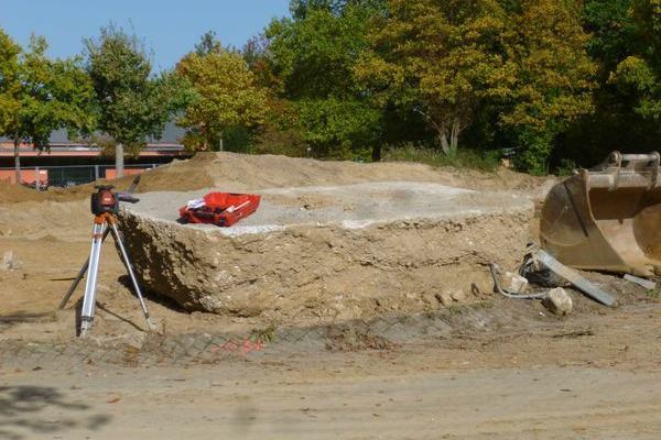 Baufeld mit einem Laser Nivellier-Set und einem Baggerlffel