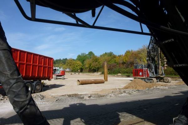 Baufeld mit Baufahrzeugen