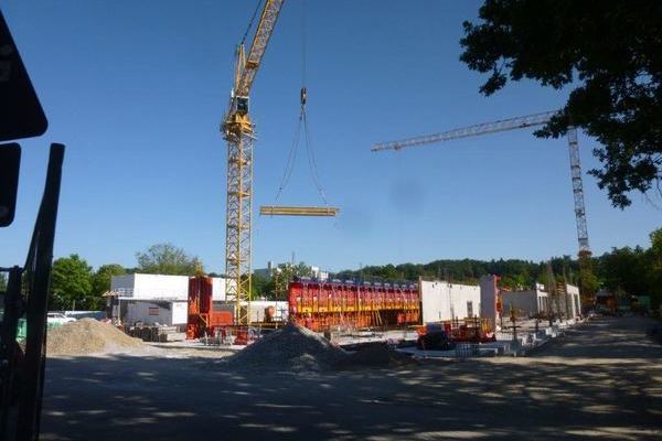 Baustellenansicht Erdgescho mit teilweise fertiggestellten Wnden.jp