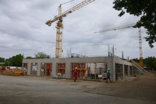 Baustellenansicht mit fertiggestellten Erdgeschosswnden