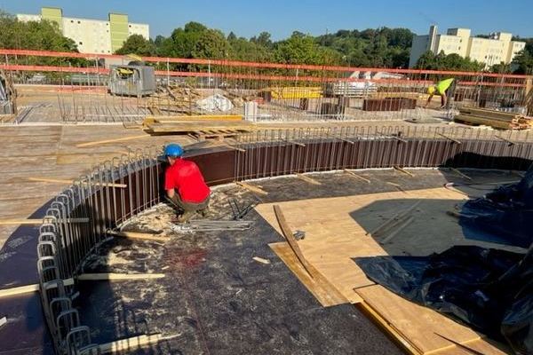 Einbau der Bewehrung im  Bereich ovaler Deckenffnung Aula