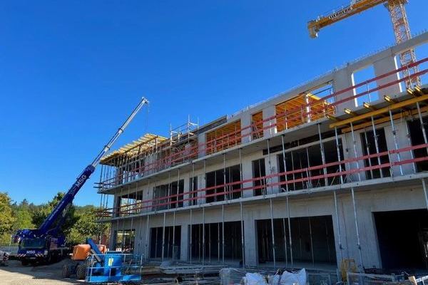 Ansicht Westseite mit Schalhilfen fr Betonfertigteile Dachberstand