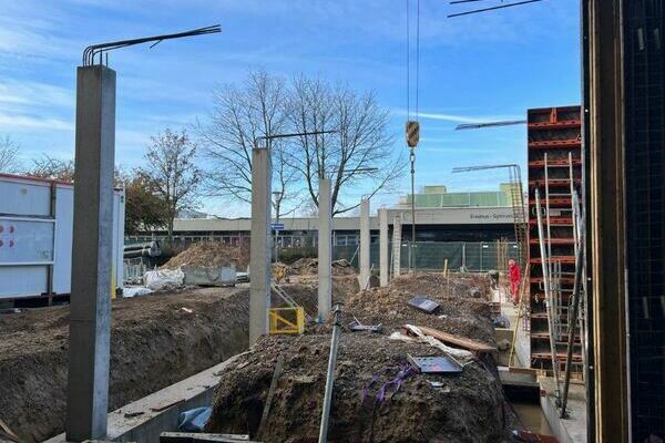 Verbindungsgang mit Sttzen - Blick Richtung Schule im Bestand