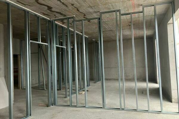 Trockenbauarbeiten - Die ersten Metallprofile f�r Trockenbauw�nde stehen.j