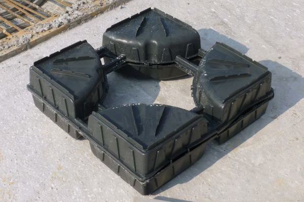 Schwarzes Kunststoffelement, Teil der Hohlk�rperdecke