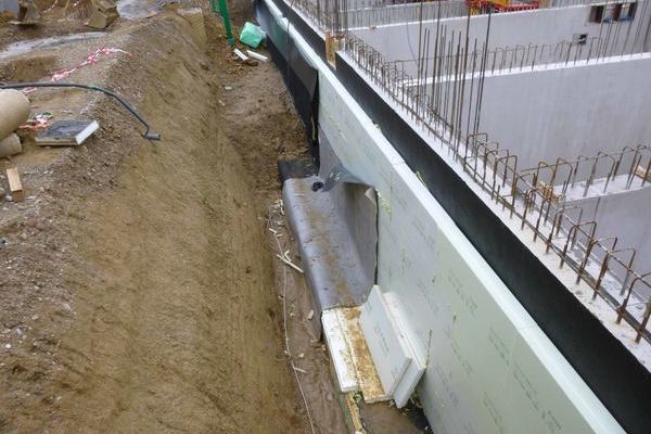 Kellerwand mit D�mmung in Baugrube.j