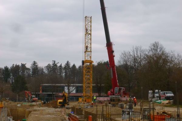 Kran baut das Ger�st auf