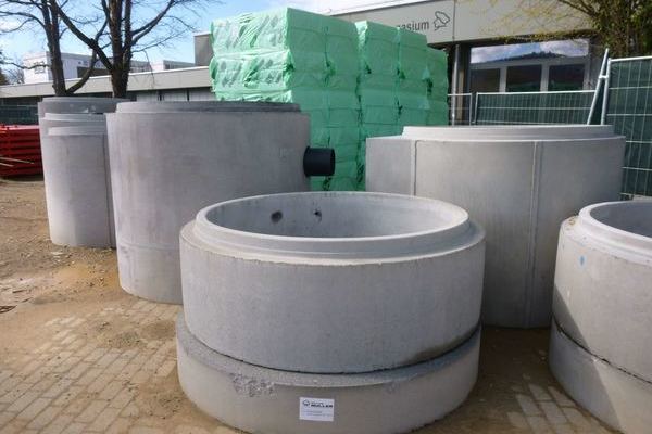 Entw�sserungsschachtringe aus Beton sind gestapelt.j
