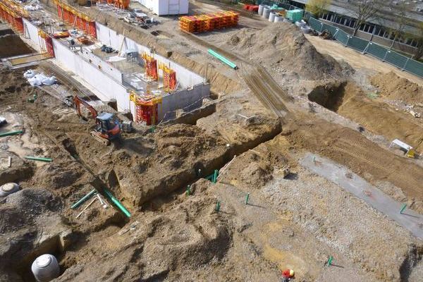 Luftaufnahme mit den Containern vom Kran fotographiert