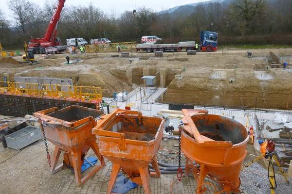 Orangene F�sser mit Beton.j