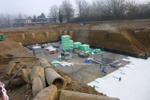 Baumaterialien auf der Bodenplatte