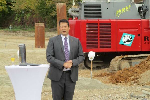 B�rgermeister Markus Hollemann w�hrend einer Rede.j